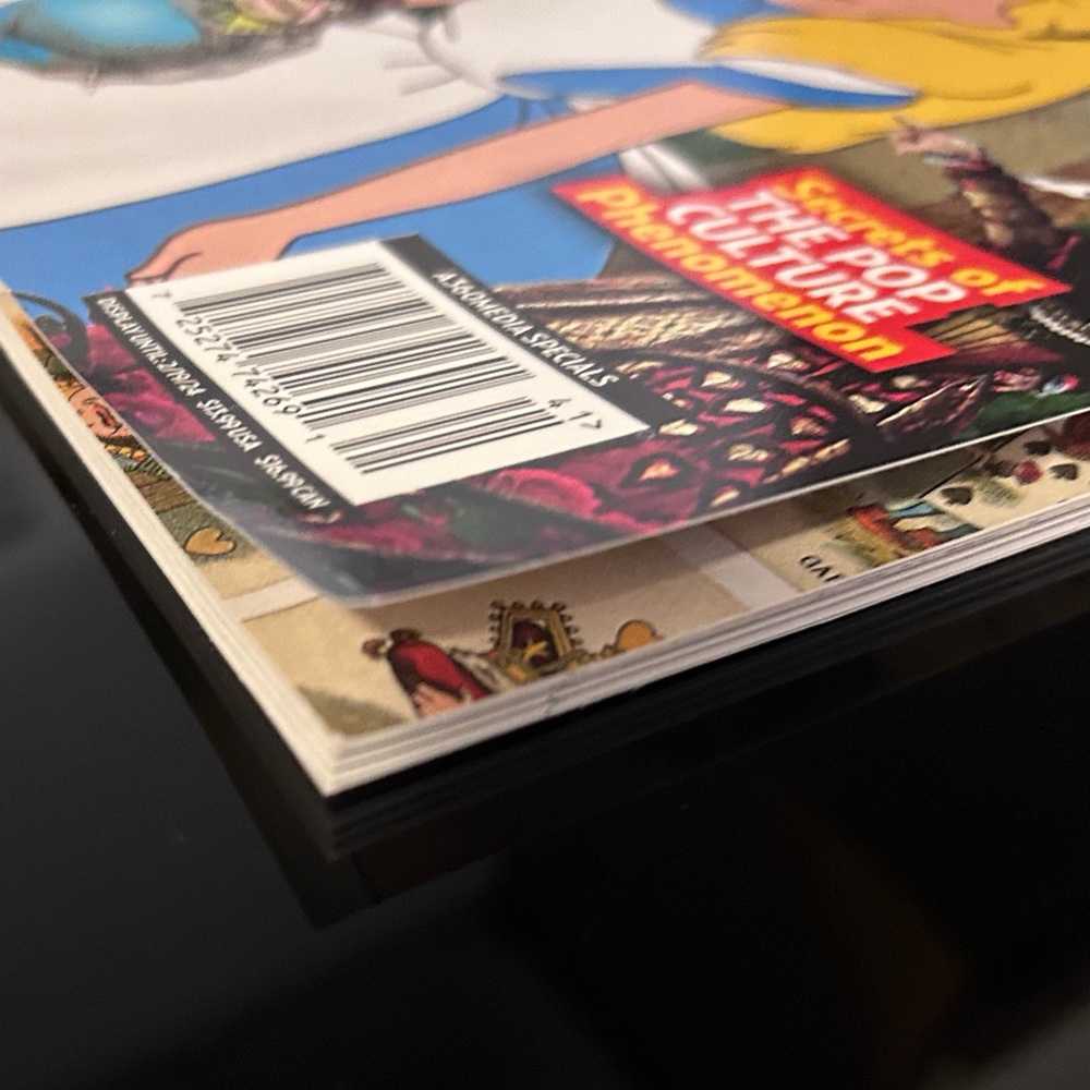 Alice in Wonderland The Ultimate Fan Guide Booklet/Magazine 8x10size - Picture 7 of 9